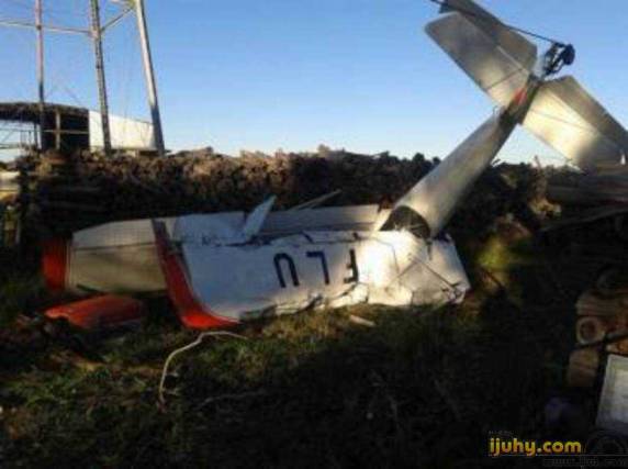 Aeronave tinha dois tripulantes que ficaram feridos