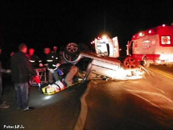 Condutor teria perdido o controle e o veículo saiu da pista chocou-se em barranco terminando no meio da rodovia