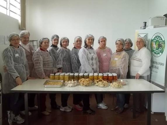 Curso de pintura em tecido e de processamento de frutas ocorreram neste mês
