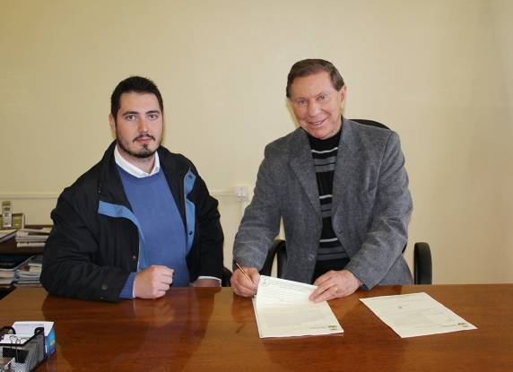 Ato solene ocorreu no gabinete da Prefeitura Municipa
