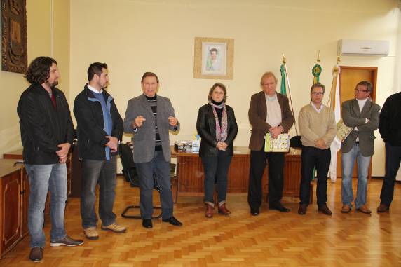Ato solene ocorreu no gabinete da Prefeitura Municipa