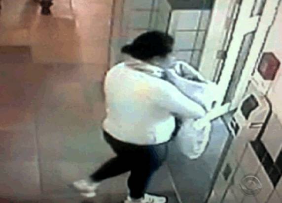Com roupas 

brancas, mulher entrou no quarto e levou a menina