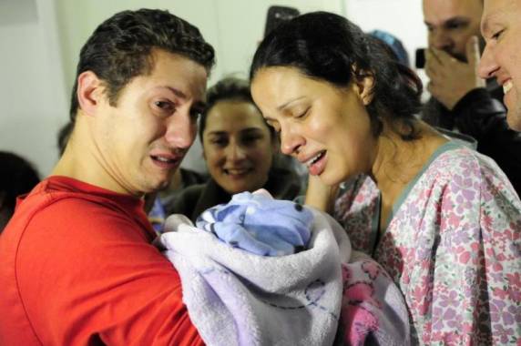 Bebê foi entregue aos pais ainda na madrugada desta quarta