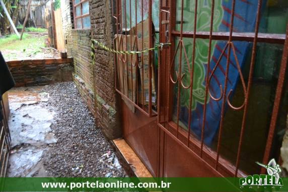 A mulher foi encontrada morta dentro de casa