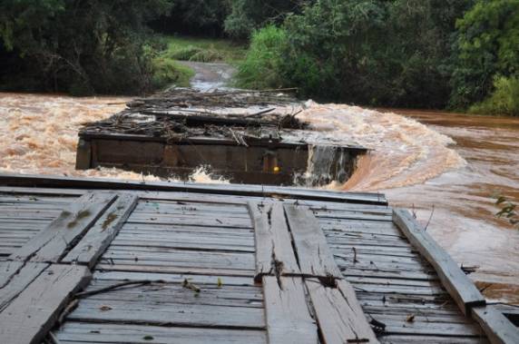 A força da água destruiu a ponte