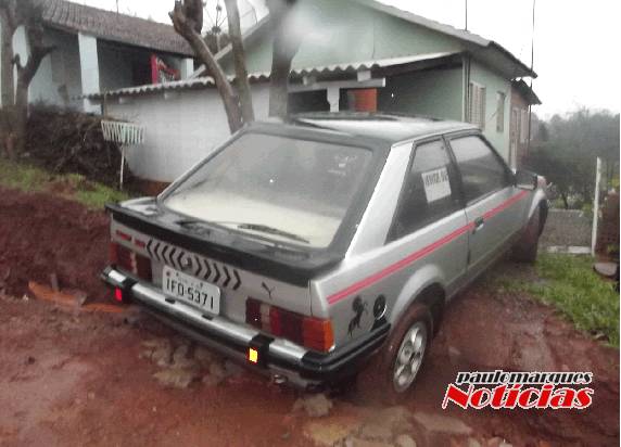 Motorista foi sair de casa na manhã desta quinta-feira (26), mas ficou com o carro preso numa vala