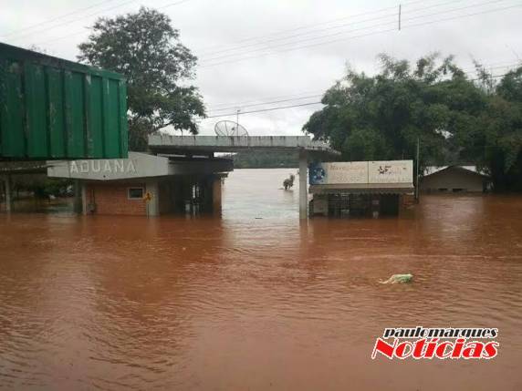 Casas foram invadidas pela água em 

balneários da região