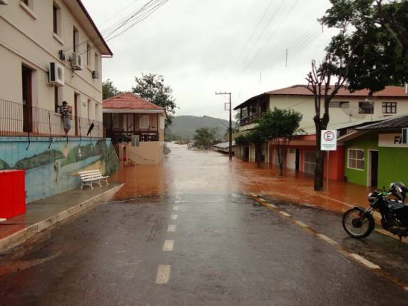 Em Iraí, nível do Rio Uruguai chegou a 12 metros acima do normal, apenas um metro abaixo do 

registrado na histórica enchente de 1983