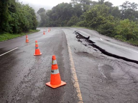 Veículos leves e 

caminhões pequenoa devem utilizar a estrada do Perau
