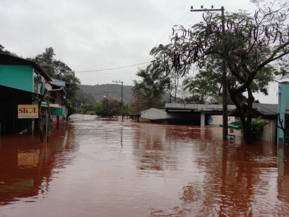 Desde as 18 horas do domingo, 29, o Rio 

Uruguai em Porto Mauá, está diminuindo
Assista os vídeos que mostram do alto a enchente em Porto Mauá, e no leito do rio Buricá em Três de Maio e Boa Vista do Buricá. Imagens do Studio 

TRE