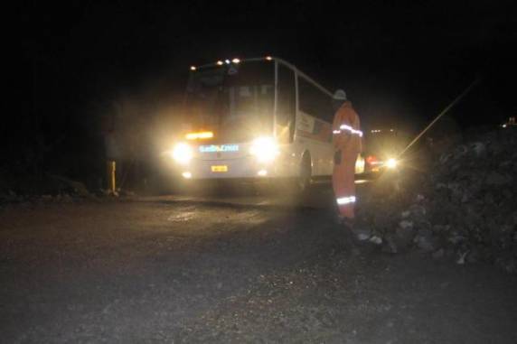Buraco se rompeu de uma margem até a outra da pista após a chuvarada, provocando bloqueio da rodovia desde a manha deste domingo