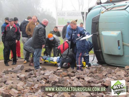 Caminhão carregado com carga de pedras colidiu em um Pálio e tombou na pista. Condutores de outros dois veículos acabaram escapando ilesos