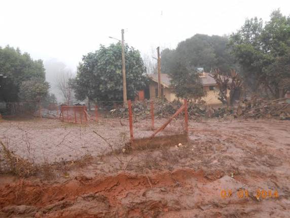 O que ficou 

dentro das casas foi destruído pela força da água