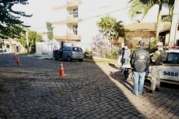 Uma das hipóteses da polícia é de latrocínio, já que a bolsa de Nadir Tereza Rodrigues Kuhn, 44 anos, foi 

levada quando ela ia para o trabalho