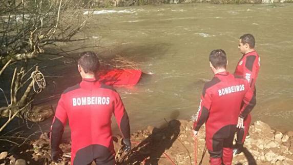 Moradores estão sumidos desde sábado. 

Suspeita é que tenham sido levados pelas águas do rio Caixão, após chuvarada
