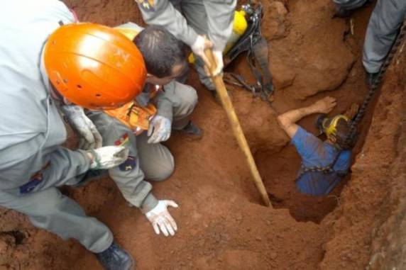 Trabalhador foi resgatado pelos bombeiros e encaminhado ao hospital