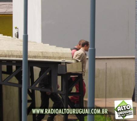 Leandro Boldrini foi hostilizado na chegada ao fórum da cidade