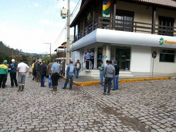 Policiais seguem as buscas aos quatro criminosos, dois deles foragidos do 

sistema prisional