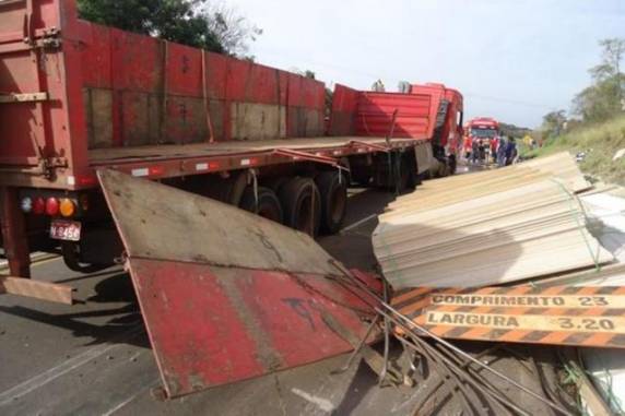 Acidente aconteceu na BR-282 e, segundo a PRF, passageiros não usavam cinto de segurança na hora do tombamento
