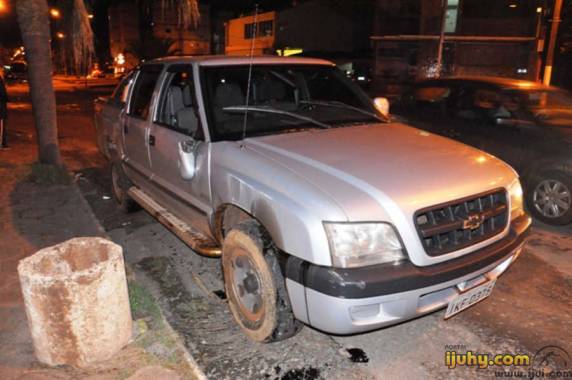 otorista realizava manobra para ingressar na 21 de Abril quando bateu no canteiro central da via