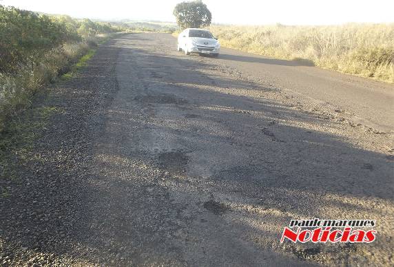 Buracos disputam espaços 

na rodovia