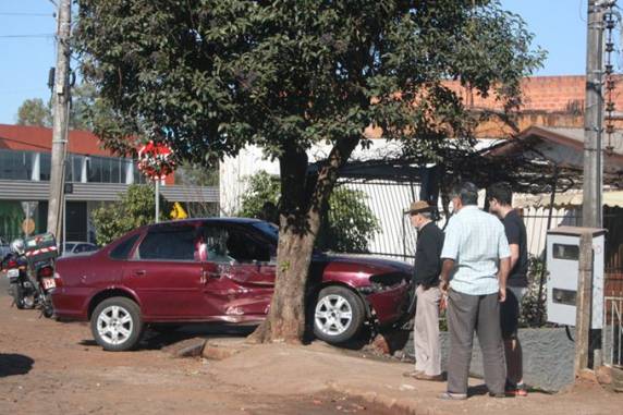 O Vectra desviou de um carro e acabou entrando no terreno de uma casa.