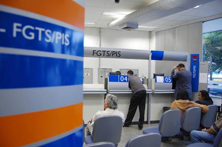 Cadastrados há pelo menos cinco anos têm direito a um salário mínimo