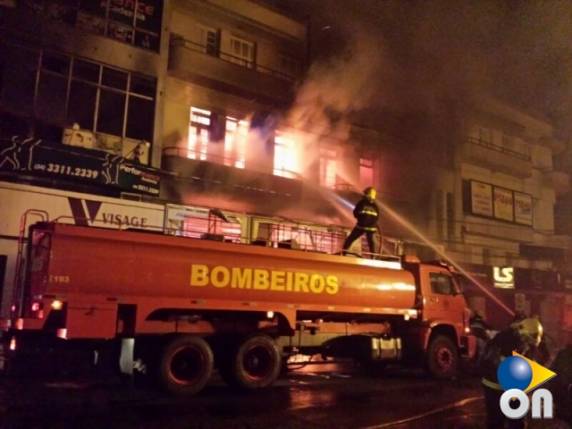 A equipe retirou as pessoas das proximidades por causa de fumaça tóxica