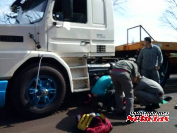 O acidente envolveu uma moto Yamaha e uma 

carreta