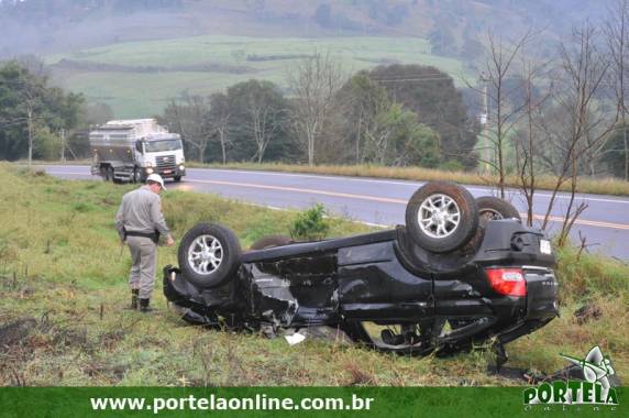 Carro capota na RSC-472 no interior de Tenente Portela