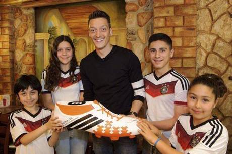Özil anunciou que vai ajudar 23 crianças brasileiras