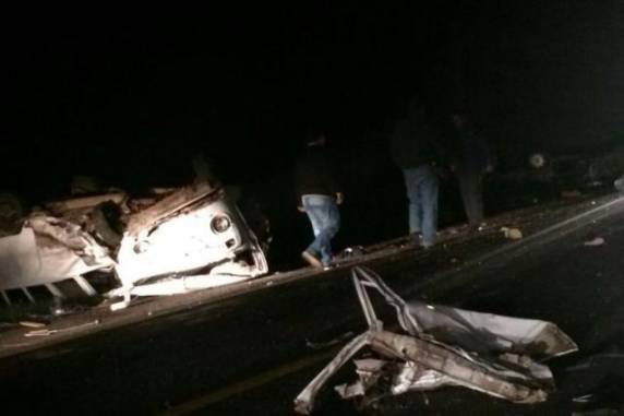 Colisão envolveu quatro veículos no km 189 da rodovia, por volta das 22h 

desta sexta-feira