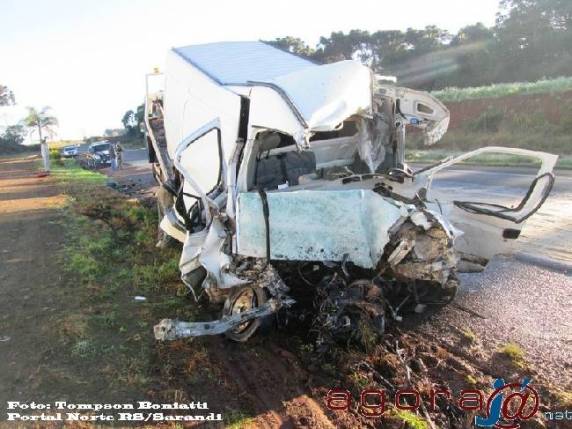Jovem de 22 anos, dirigia uma Van de Dionísio Cerqueira-SC ficou preso às ferragens e teve morte instantânea