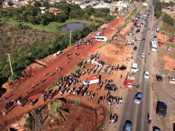 Ônibus colidiu contra carro e despencou de barranco na ERS-118