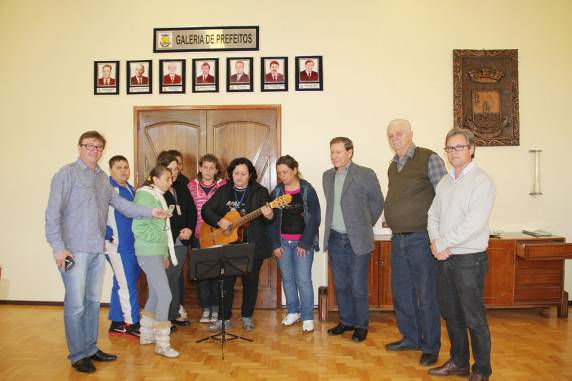 Alunos entoaram a música Amigos do Peito