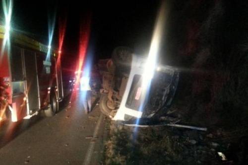 Caminhão tomba e motorista morre com peso da carga na BR-470, no Oeste