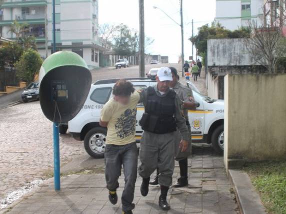 Detento foi flagrado jogando celulares e 

drogas para dentro do presídio