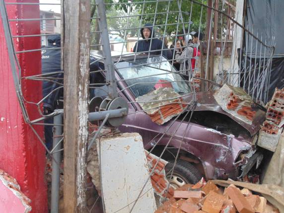 Veículos colidiram e uma mulher ficou presa dentro do carro