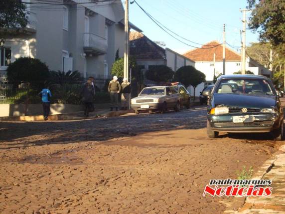 A colisão envolveu dois automóveis Gol por volta das 17h desta sexta-feira (25)