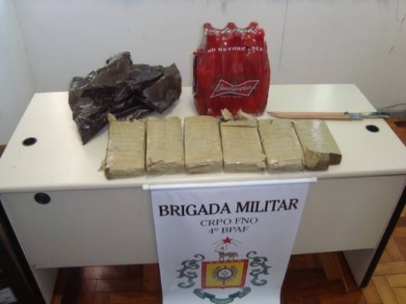 O homem 

tentou fugir de uma barreira mas foi pego pela polícia