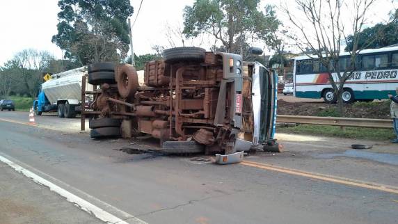 Colisão envolveu um Kadett e um caminhão por volta das 7h30