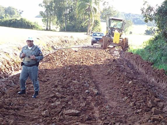 Equipamento era usado para recuperar estrada no interior de Alto Alegre