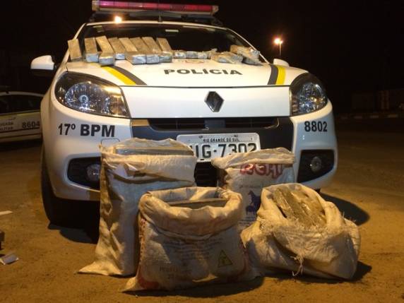 Grupo estava em dois veículos, que foram apreendidos junto com a droga