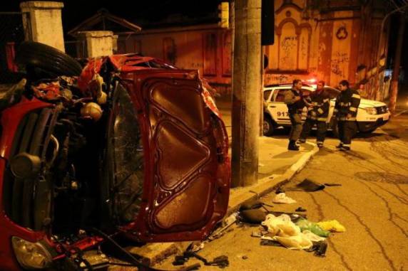 Antes de capotarem, adolescentes se envolveram em uma perseguição com a polícia