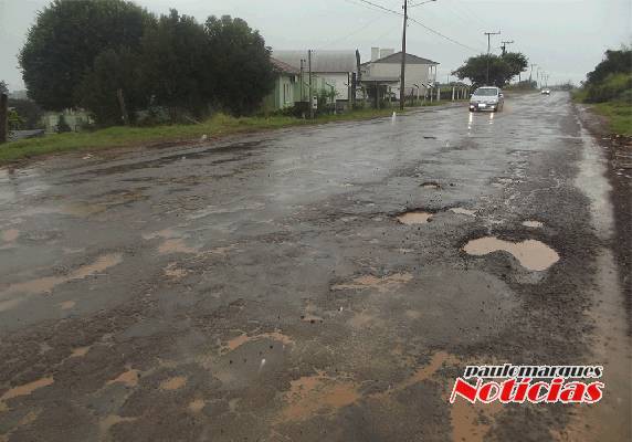 Em dias de chuvas o problema aumenta, os buracos não ficam visíveis 