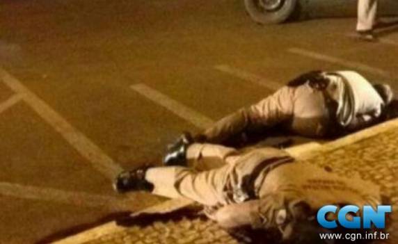 Os policiais foram identificados Diego 

Araújo e Jorge Fonseca.