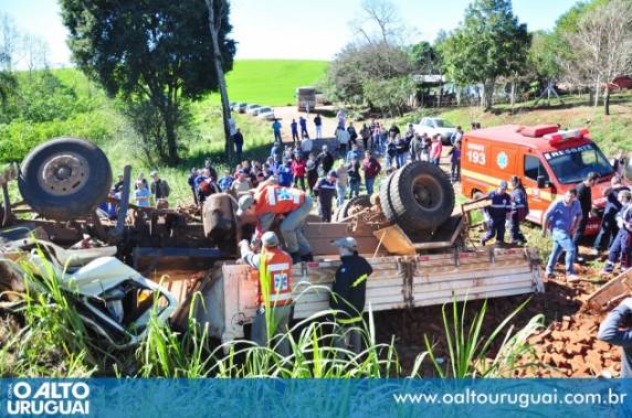 Caminhão-caçamba carregado de tijolos capotou próximo ao km 42 da rodovia após colisão lateral