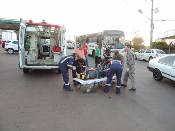 Acidente no cruzamento da Avenida Borges de Medeiros com a Benvindo Giordani deixou ciclista ferido
