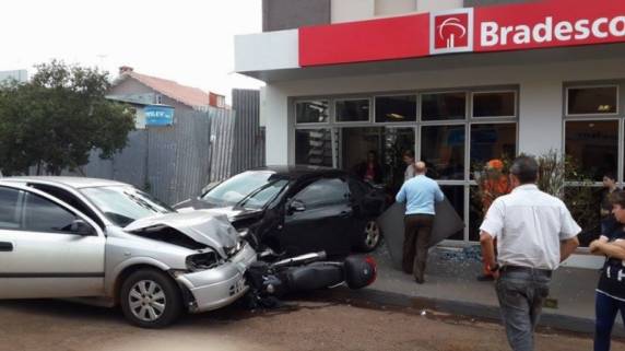 Veículo atingiu a porta da agência bancária após a colisão