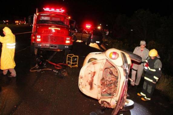 Dupla estaria fugindo em um Fusca após roubar uma 

farmácia, quando colidiu contra um Meriva na ERS-405